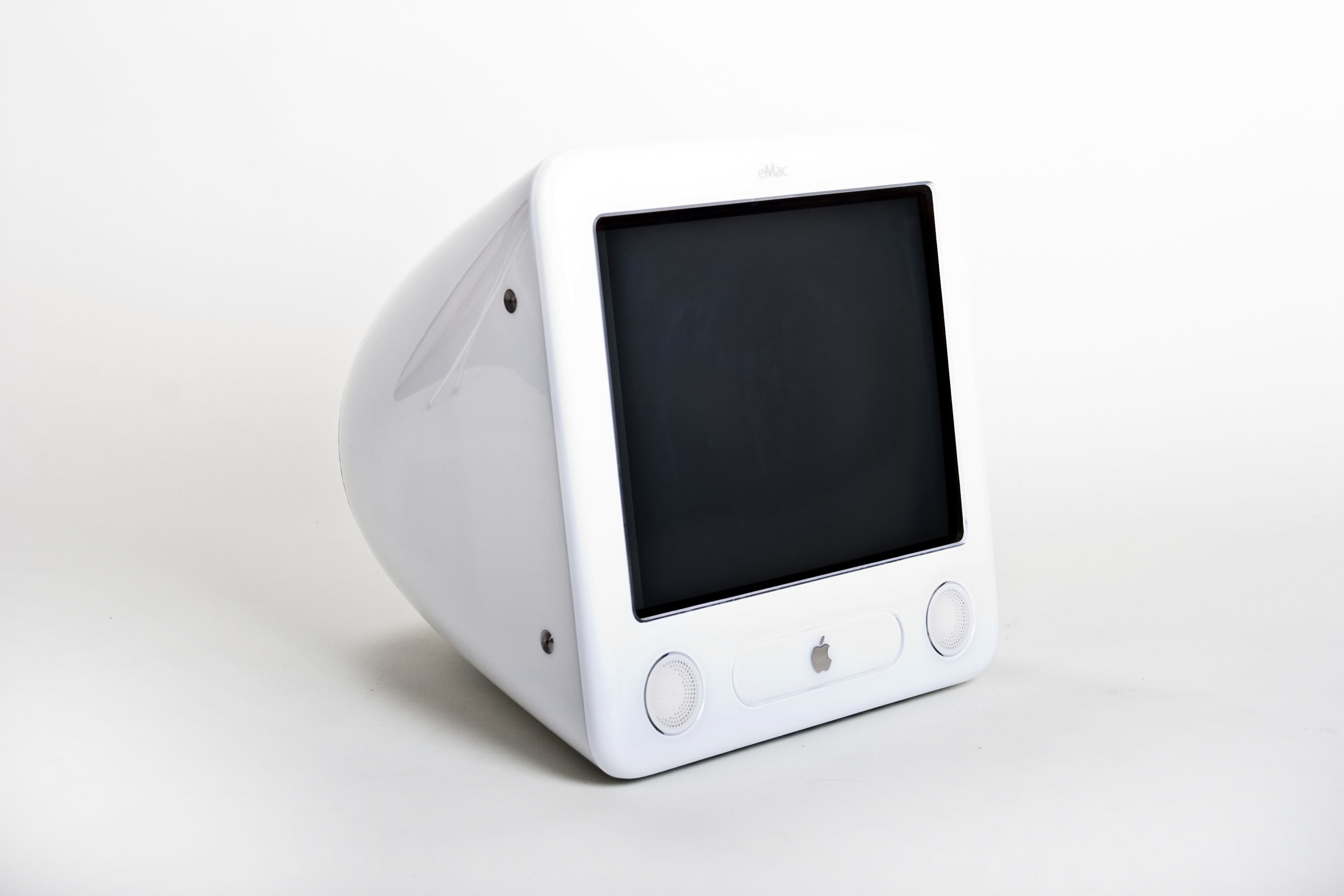 Apple_eMac_PowerPC_G4_1.25_GHz_2005.jpg